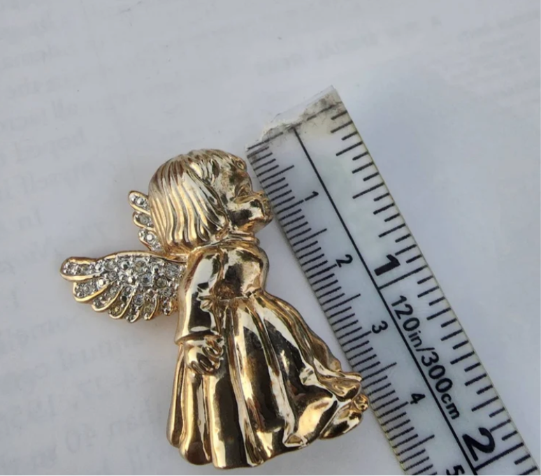 Vintage Angel Goldtone Brooch W/Clear Rhinestones.