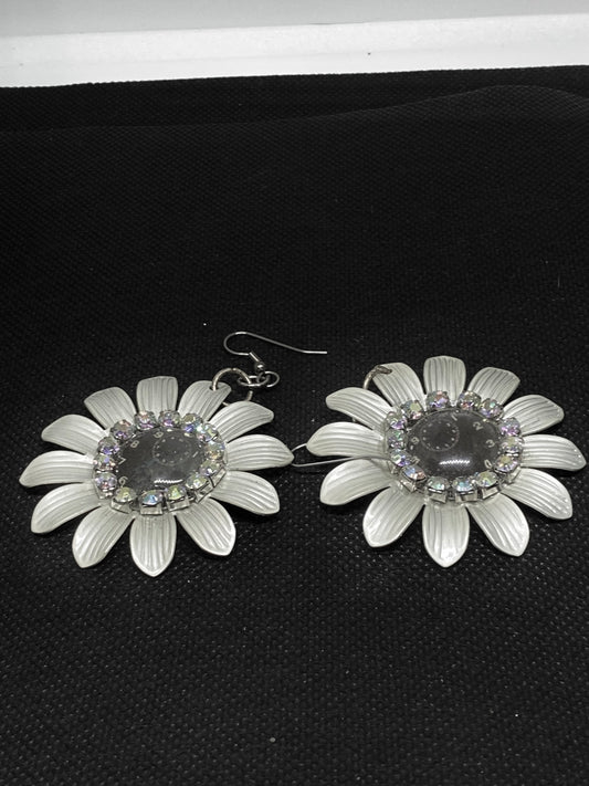 Retro Daisy Earrings. Handmade.